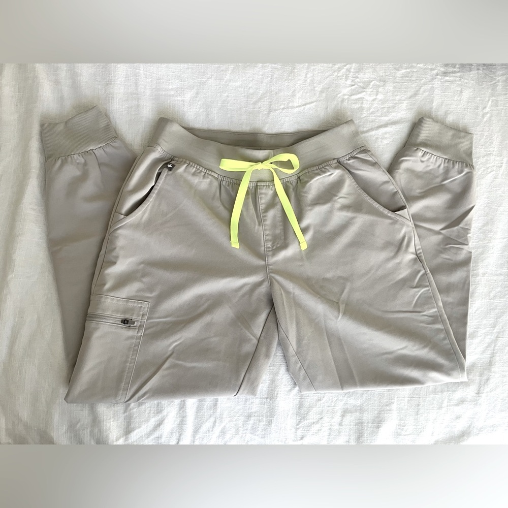 FIGS Women’s Zamora scrub joggers - bone, small petite